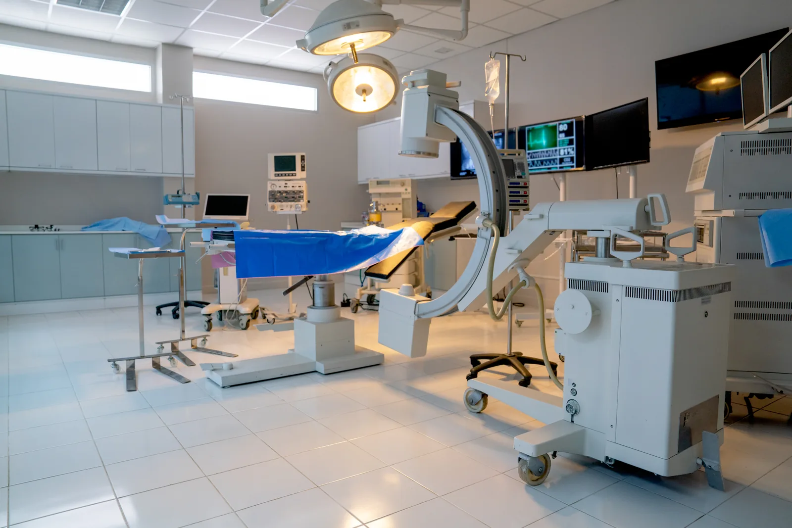 Medical imaging suite with a C-arm X-ray unit and surgical table