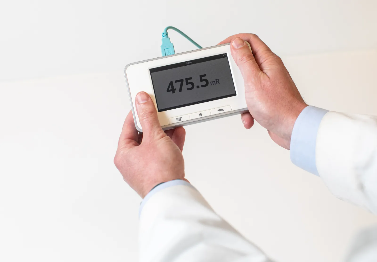 RadiologicalPhysicsAssociates-3002 Hands holding a digital radiation meter showing a reading of 475.5 mR